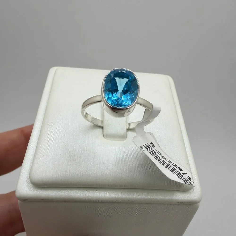 NWT 7x10mm oval cut faceted Swiss Blue Topaz‎ solitaire ring in sterling silver!